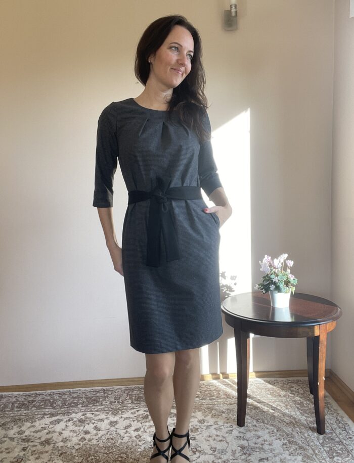 Tumehall väikse ruuduga kleit vööga - Image 4