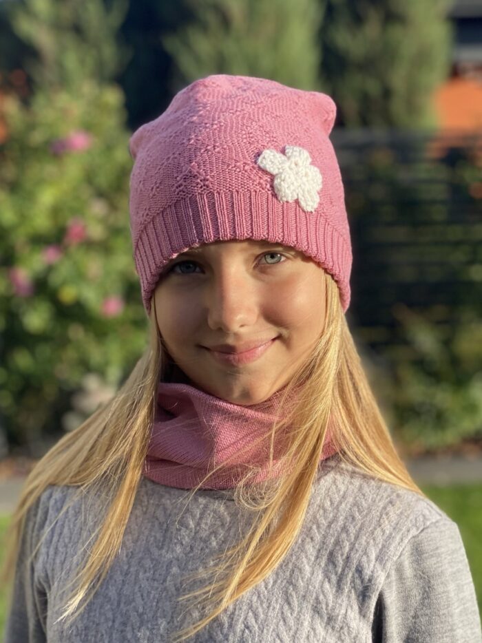 Roosa müts käsitsi heegeldatud lillega, 100% meriinovill Pink Hat With Flower, 100% Merino Wool - Image 1
