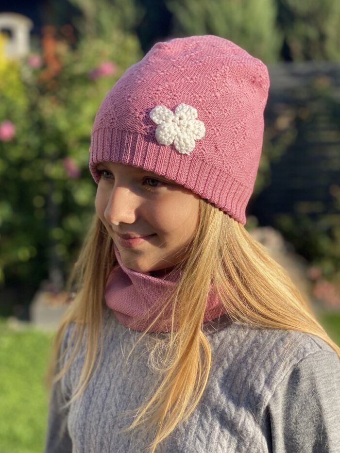 Roosa müts käsitsi heegeldatud lillega, 100% meriinovill Pink Hat With Flower, 100% Merino Wool - Image 2