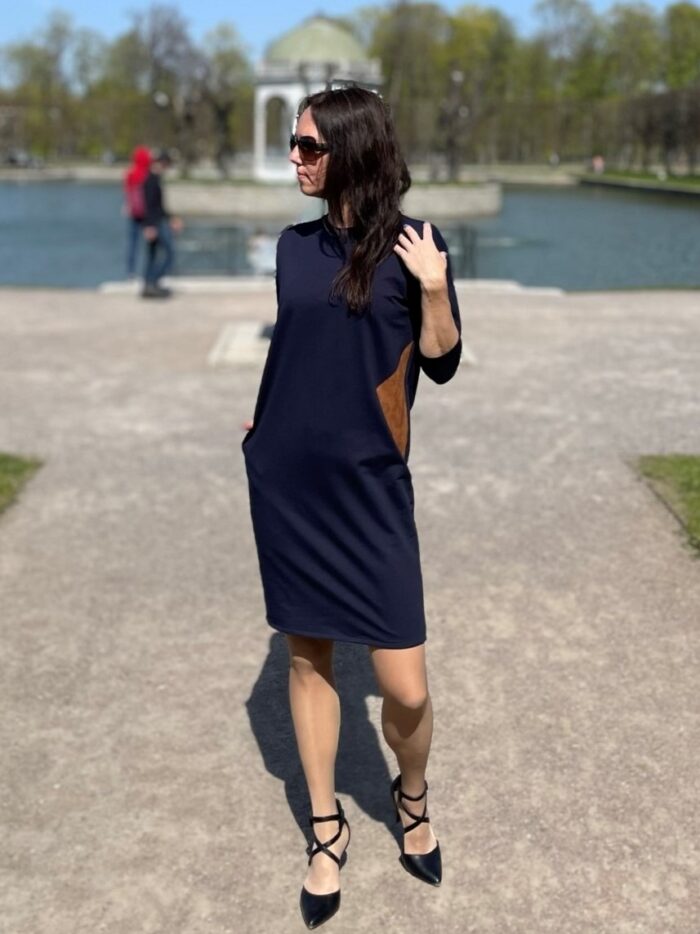 Tumesinine pusakleit nahkdetailiga Navy Blue Dress With Leather Detail - Image 1