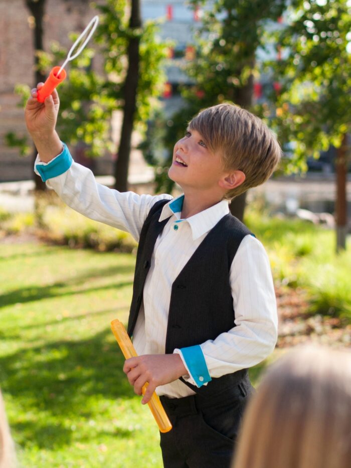 Valge triiksärk peene triibu ja türkiissiniste detailidega - Image 1