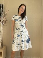 Valge kleit siniste lilledega