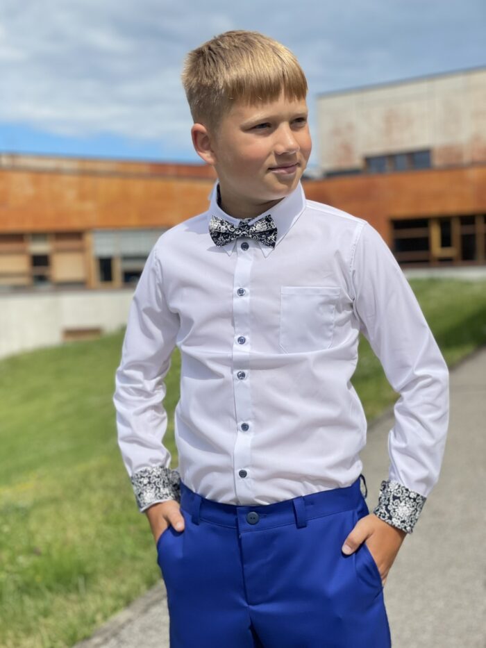 Valge triiksärk, tumesiniste lilleornamendi detailidega White shirt With Navy Blue Floral Details - Image 1