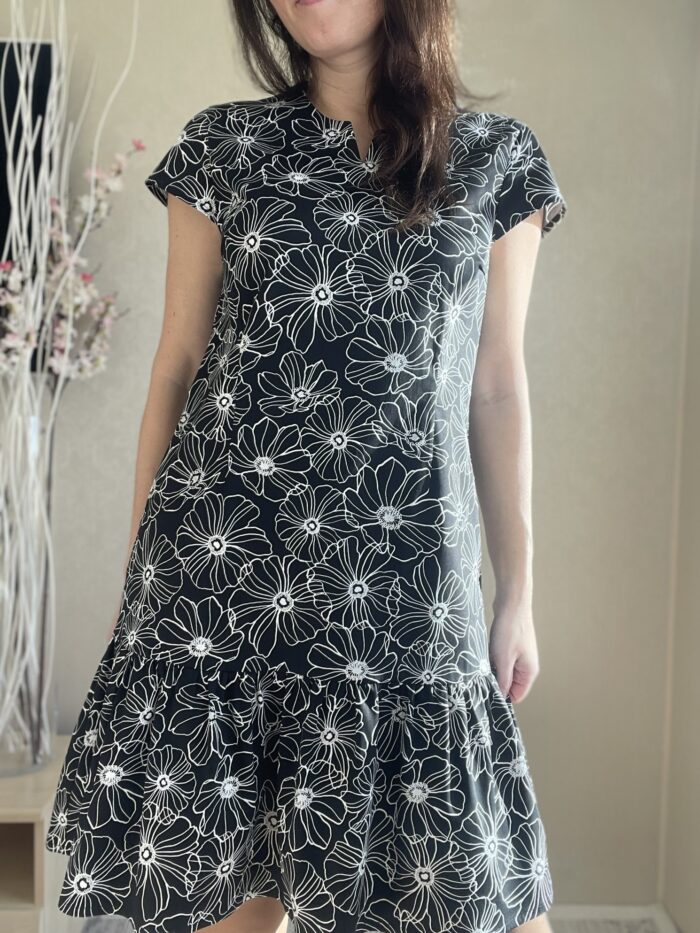 Väike must kleit lillemustriga - Image 4