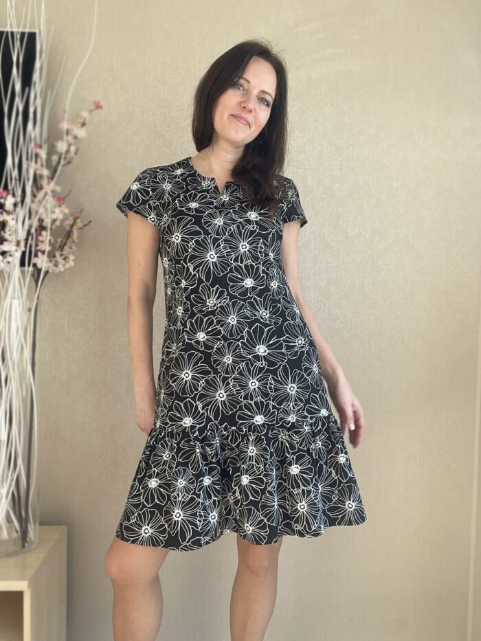 Väike must kleit lillemustriga - Image 3