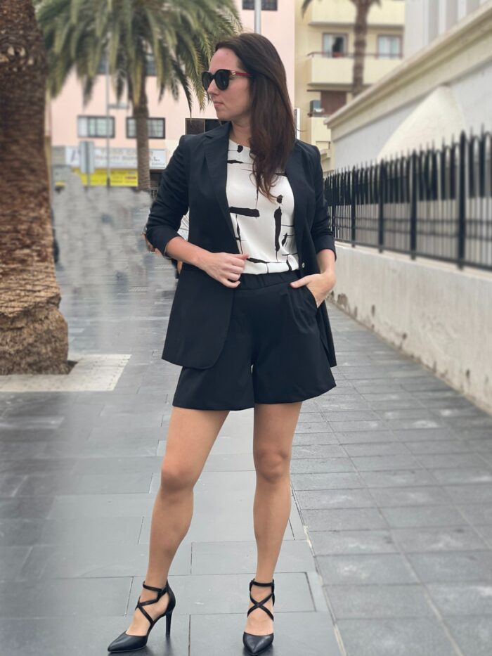 VALMIB TELLIMISEL!  Must peenvillane pintsak MADE TO ORDER! Black Virgin Wool Jacket - Image 1