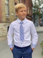 Valge triiksärk, tumesiniste ornamendi detailidega