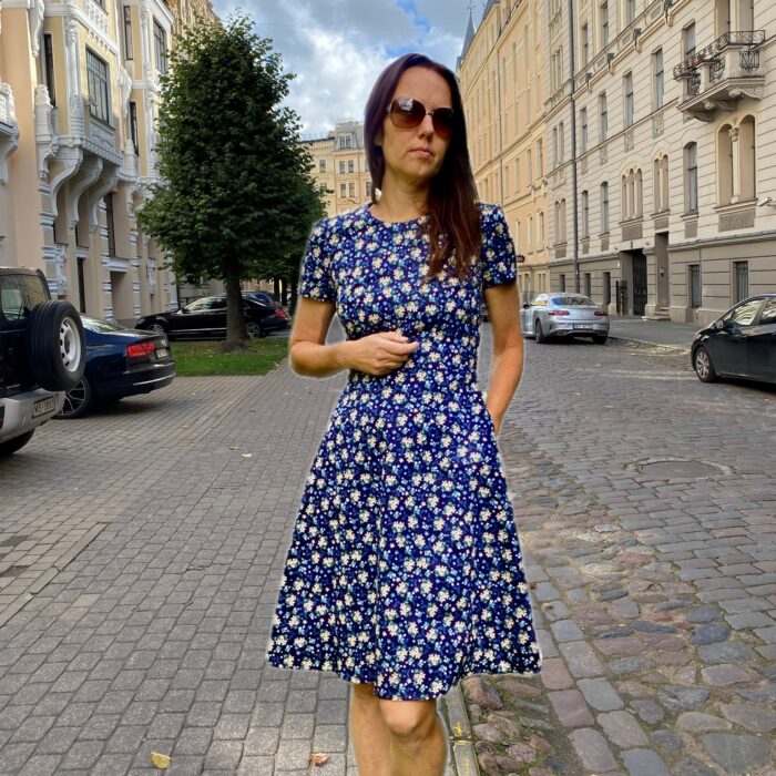 Tumesinine kleit lilledega Navy Blue Floral Dress - Image 1