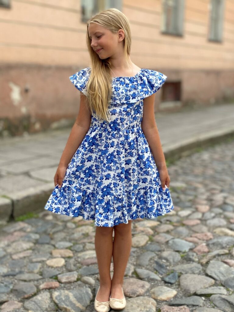 Sinine lillekleit volangidega