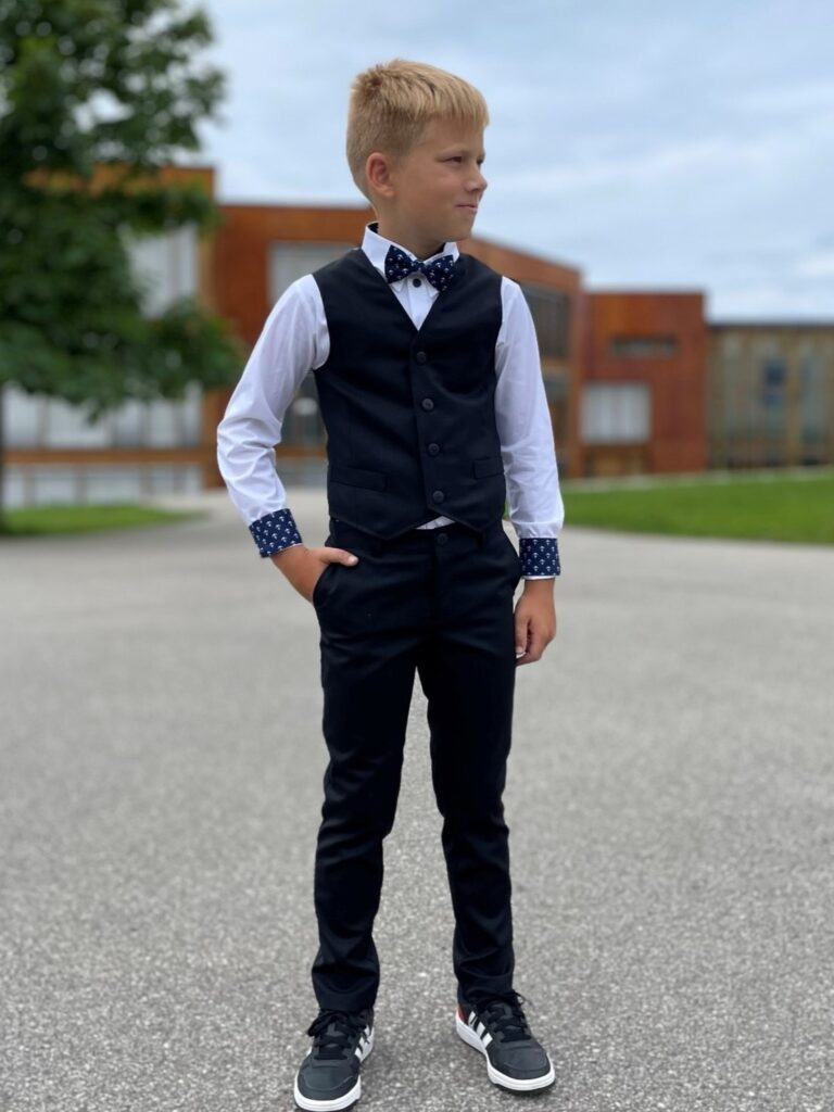 Mustad peenvillased püksid