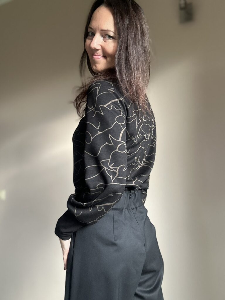 Pluus Must Graffiti - Image 2