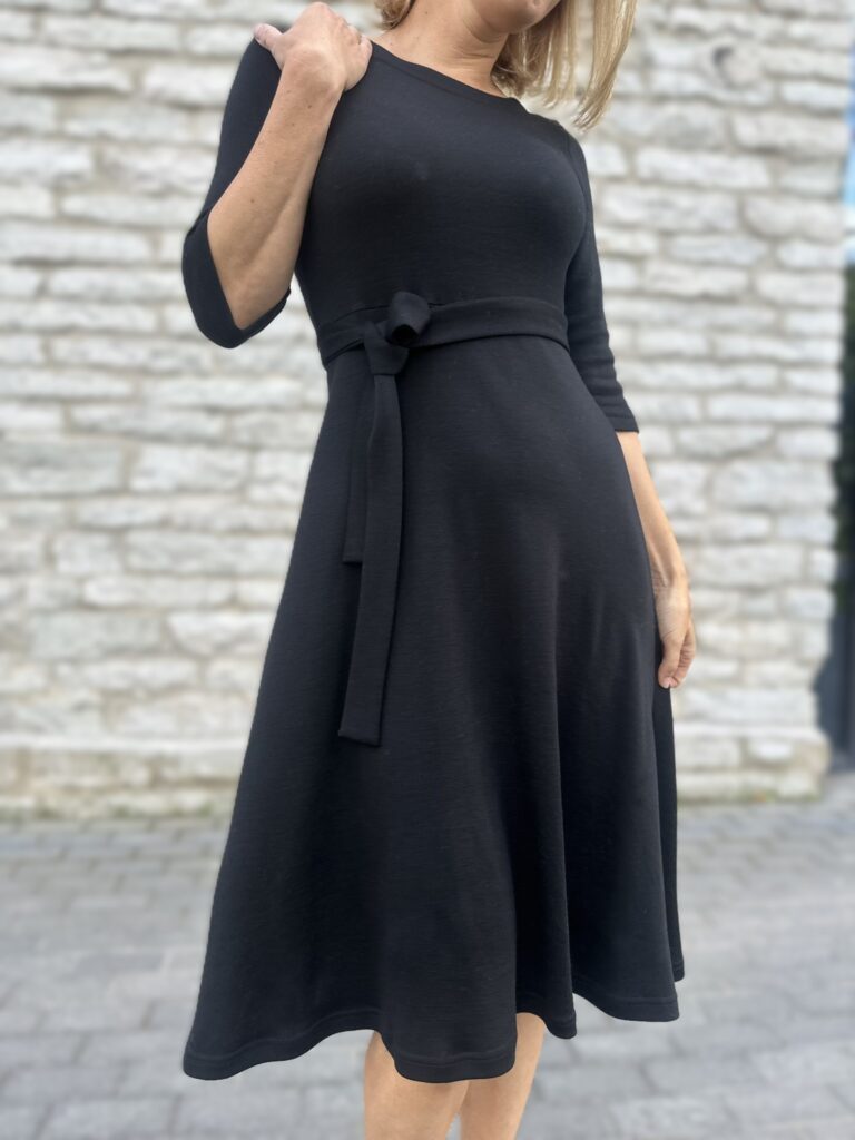 Black Dress, 100% meriinovill - Image 2