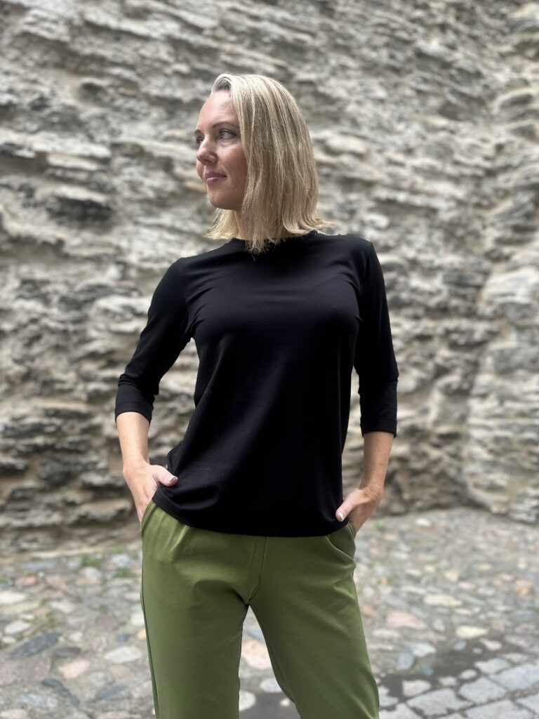 Must pluus luksuslikust kangast