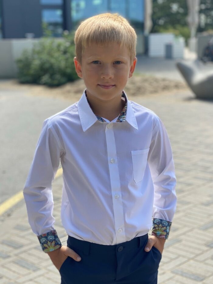 Valge triiksärk, rohekate detailidega - Image 1