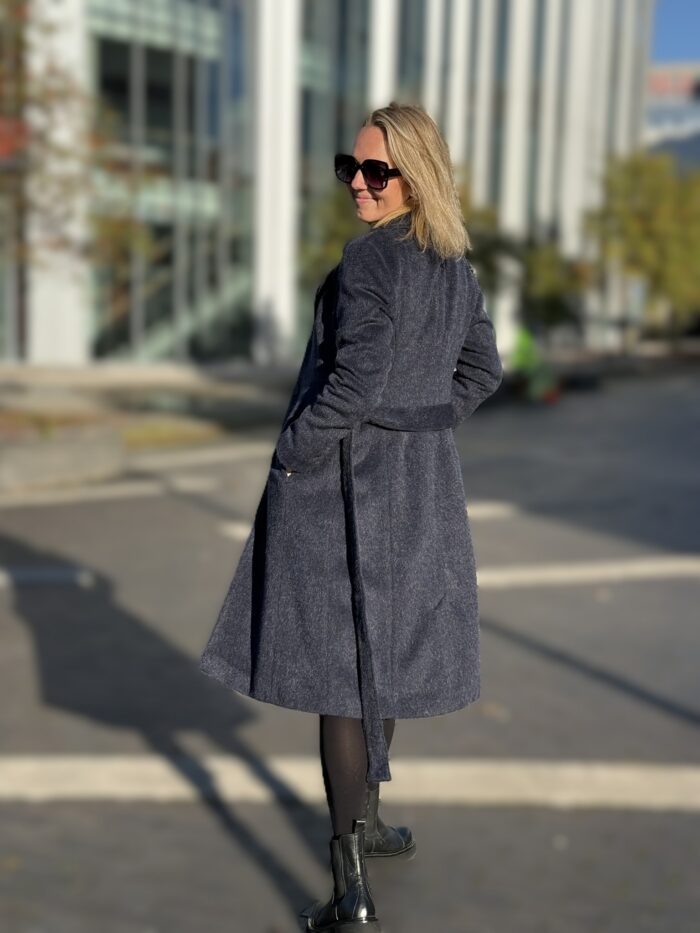 Tumesinine luksuslik mantel peenvilla ja mohääriga - Image 6