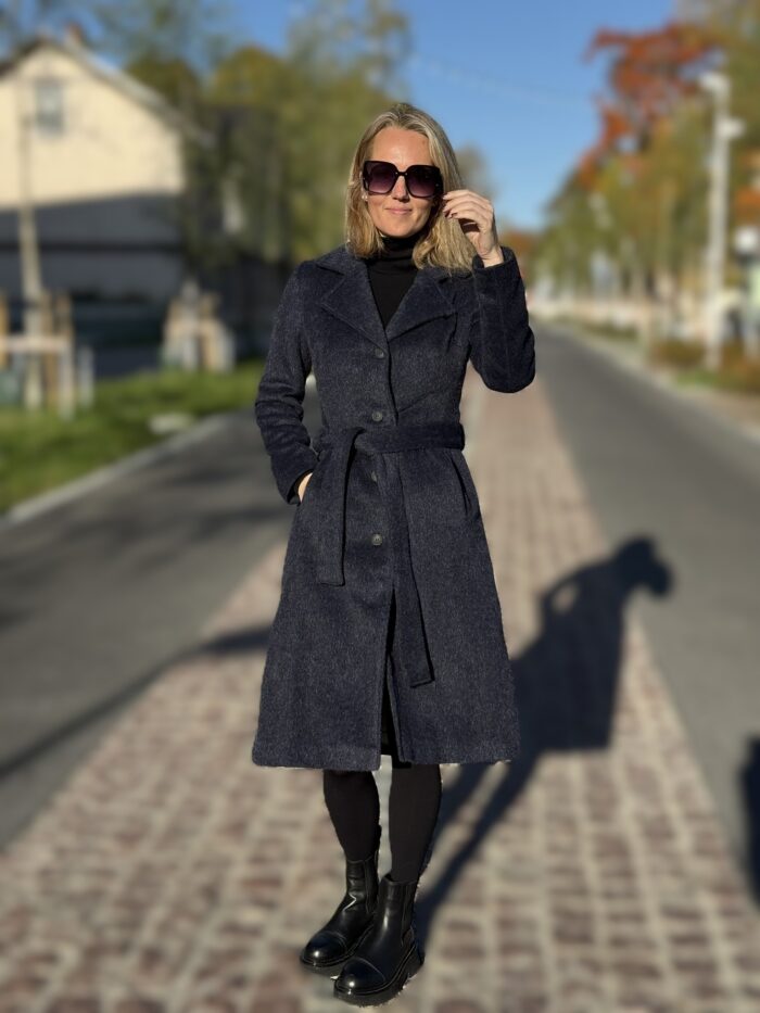 Tumesinine luksuslik mantel peenvilla ja mohääriga - Image 4