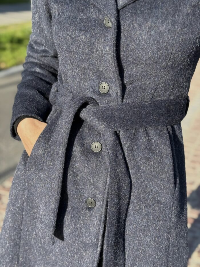 Tumesinine luksuslik mantel peenvilla ja mohääriga - Image 5