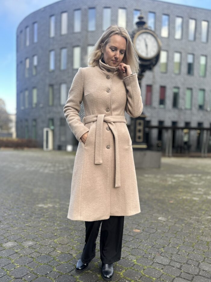 7678-Emma-and-Theo-naiste-villane-kaamelikarva-talvemantel-vatiini-ja-eemaldatava-kapuutsiga-6 Kaamelikarva talvemantel (vatiini ja eemaldatava kapuutsiga) - Image 1