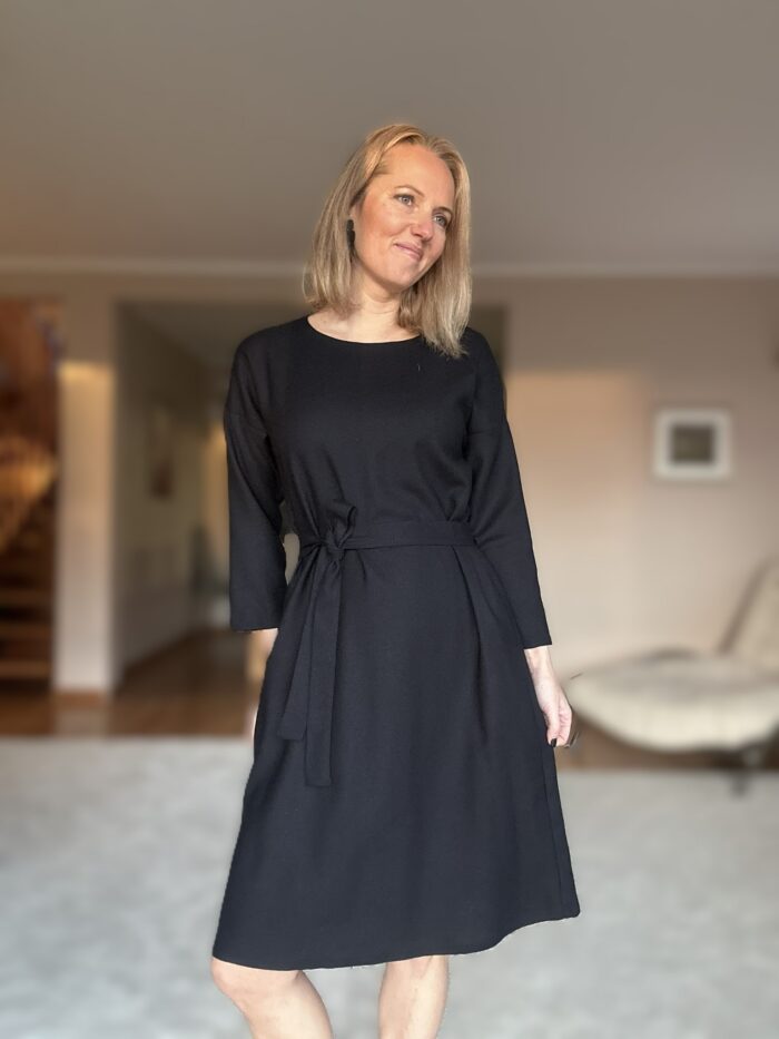 Must kleit peenvilla ja siidiga - Image 3