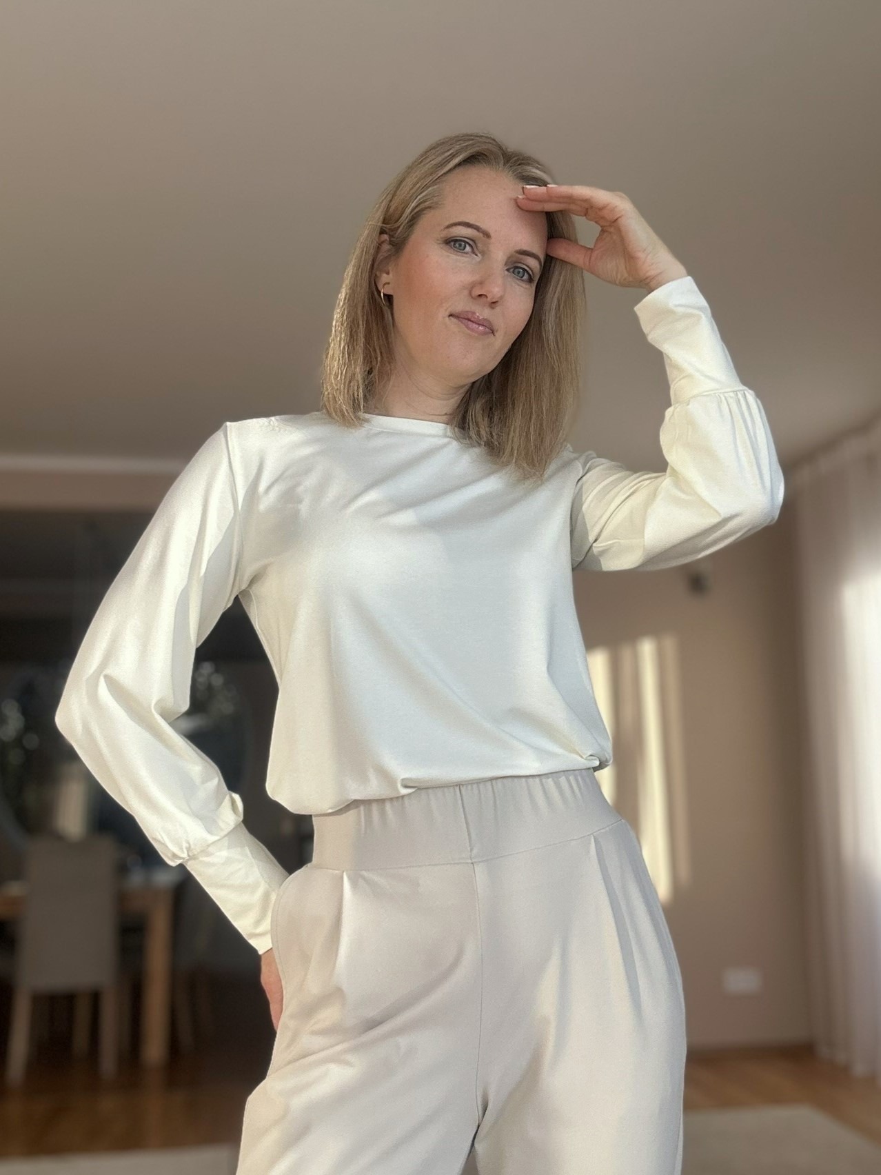 Valge luksuslik pluus kroogitud varrukaga