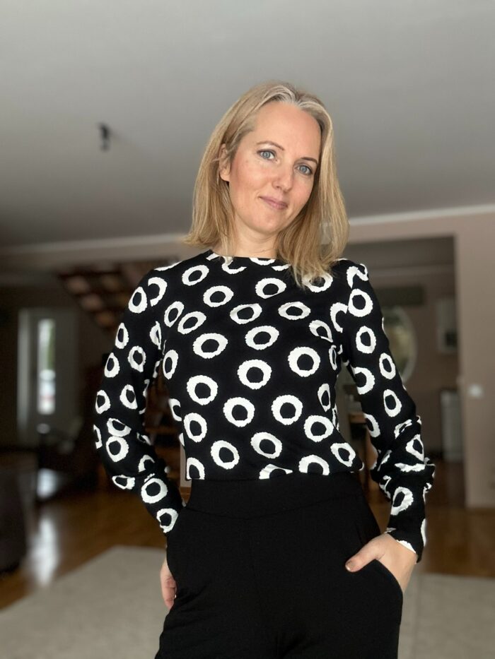 Must ringidega pluus kroogitud varrukaga - Image 3