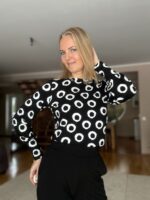 Must ringidega pluus kroogitud varrukaga