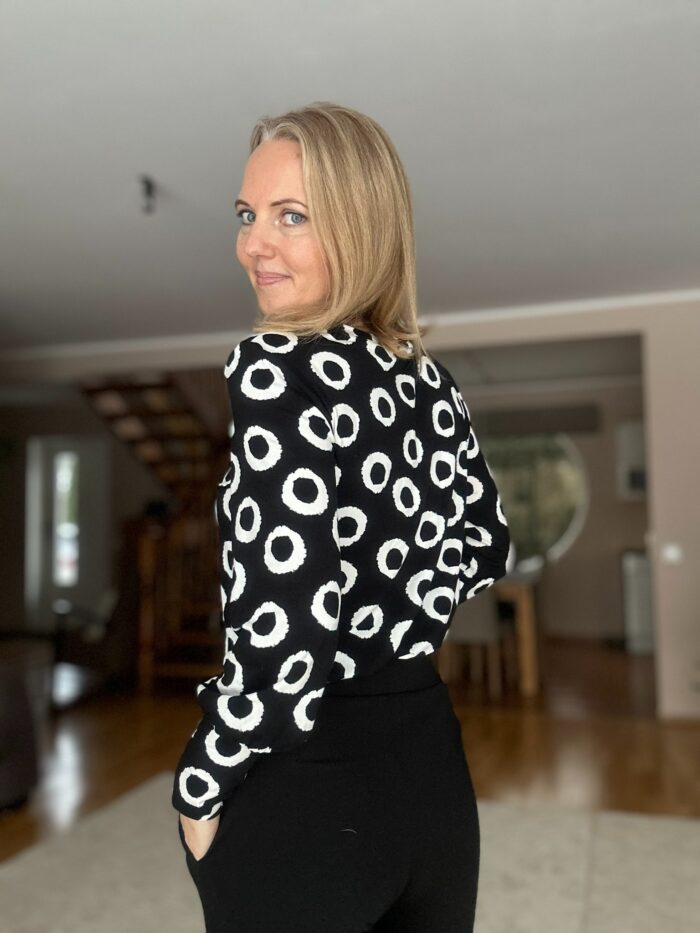 Must ringidega pluus kroogitud varrukaga - Image 4