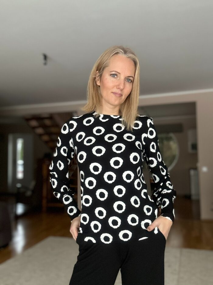 Must ringidega pluus kroogitud varrukaga - Image 2