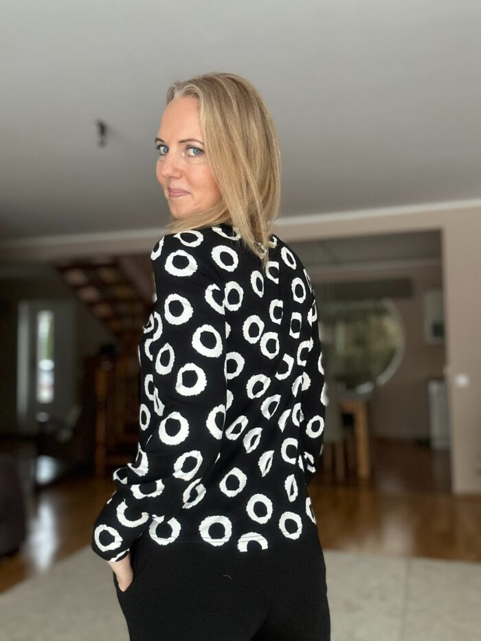 Must ringidega pluus kroogitud varrukaga - Image 6