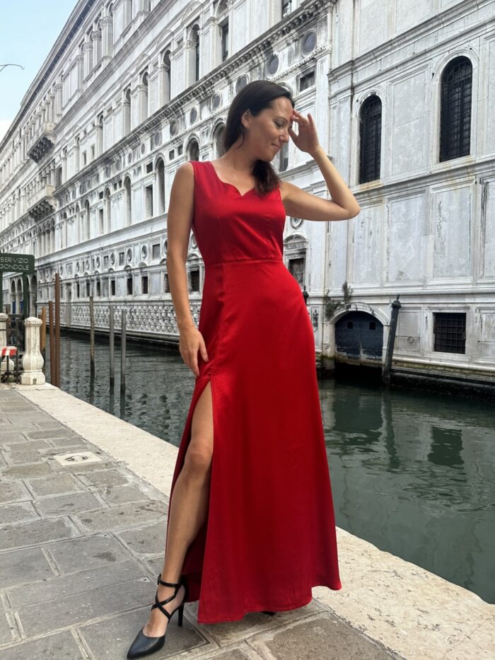 Luksuslik punane maksikleit lõhikuga - Image 2