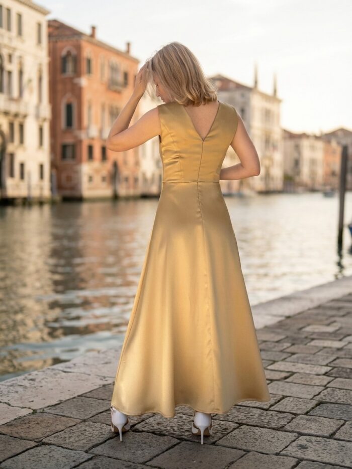 Luksuslik kuldne maksikleit lõhikuga - Image 4