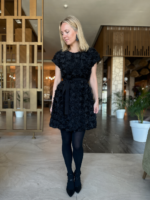 Roosiõite kleit must